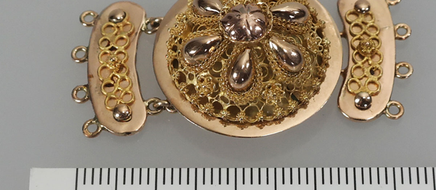 Antieke bloedkoralen armband met gouden slot streekdracht Zeeland