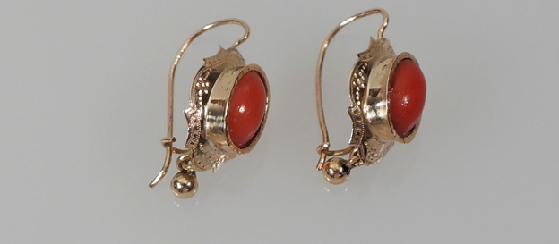 Verkocht! Antieke gouden oorbellen met bloedkoraal
