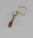 Antieke gouden oorbellen met bloedkoraal
