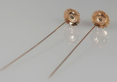 2035antieke gouden mutsenspelden met bloedkoraal2