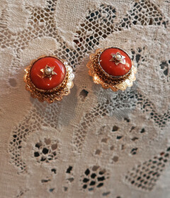 2035antieke gouden mutsenspelden met bloedkoraal4