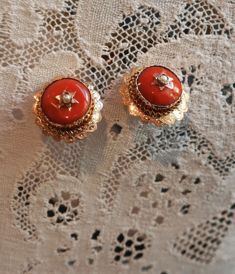 2035antieke gouden mutsenspelden met bloedkoraal4