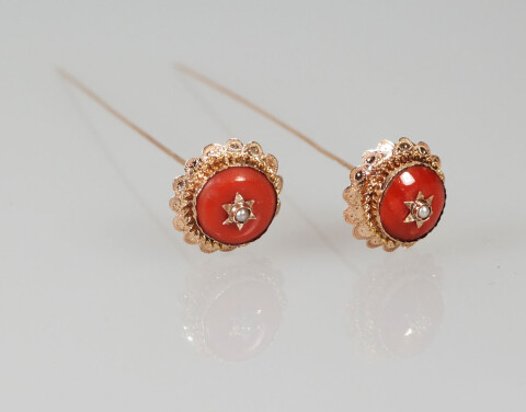 2035antieke gouden mutsenspelden met bloedkoraal5
