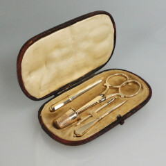 2279 Antiek gouden naaigarnituur1