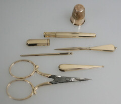 2279 Antiek gouden naaigarnituur3