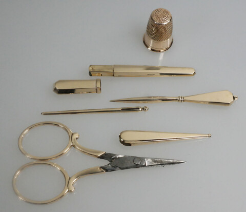 2279 Antiek gouden naaigarnituur3