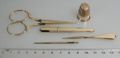 2279 Antiek gouden naaigarnituur4