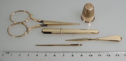 2279 Antiek gouden naaigarnituur4