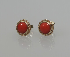 2357gouden oorknoppen met bloedkoraal1