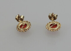 2357gouden oorknoppen met bloedkoraal2