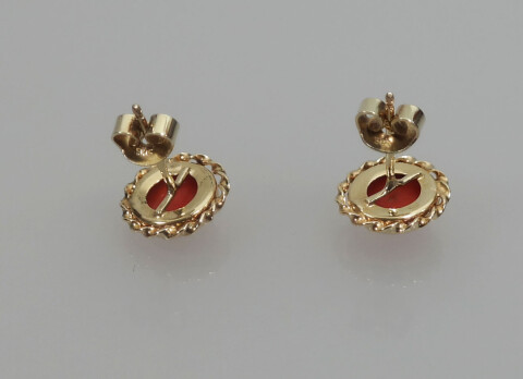 2357gouden oorknoppen met bloedkoraal2