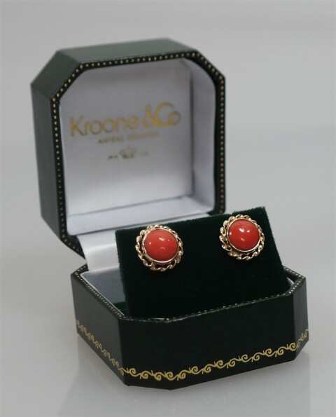 2357gouden oorknoppen met bloedkoraal4
