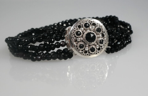 2443antiek halssnoer met git en zilveren knipslot