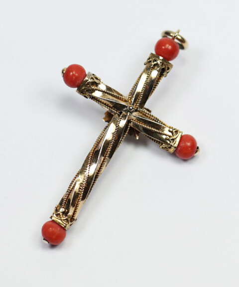Antiek gouden kruis met koraal2