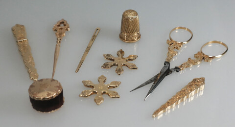 Naaigarnituur goud.