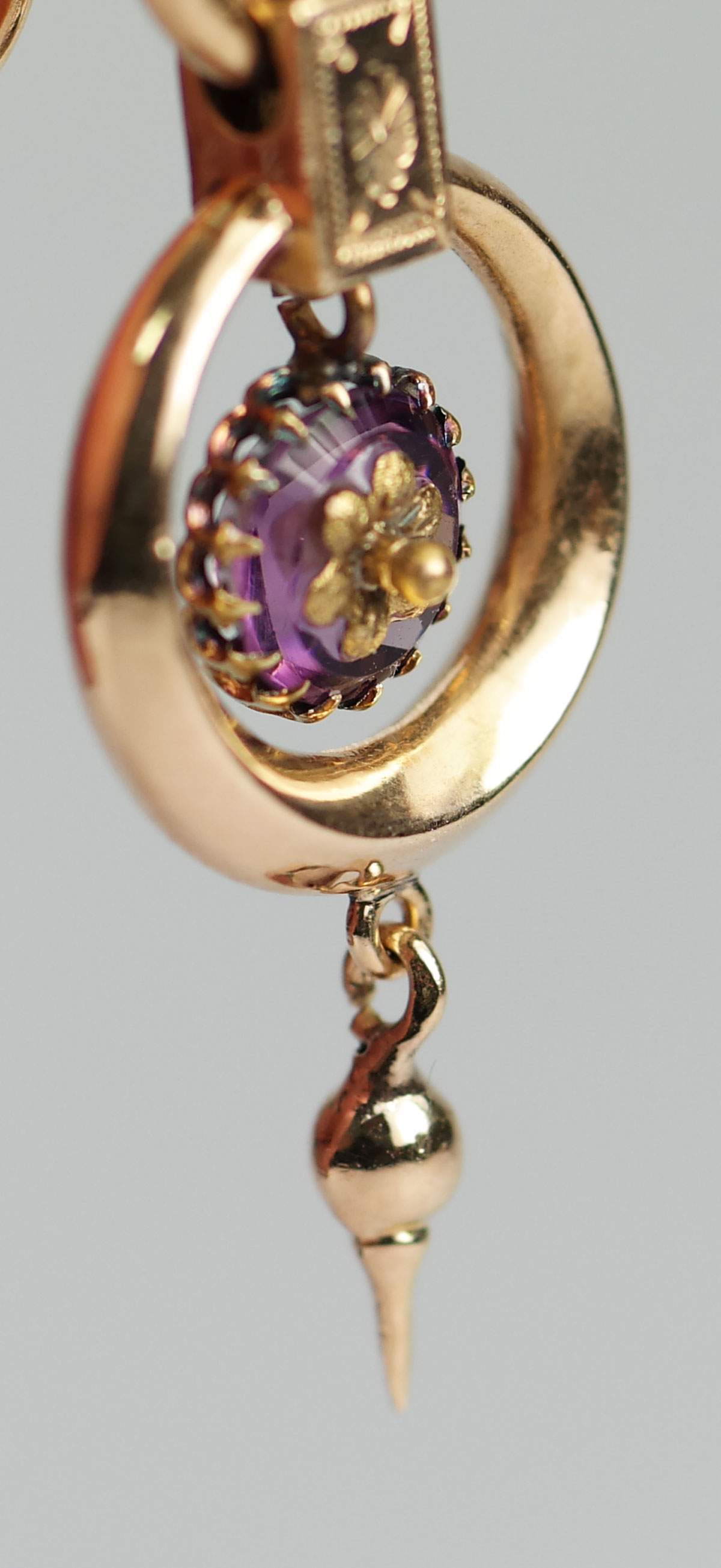 Schandelijk Arbeid Ewell Antieke gouden oorbellen met amethist - Antieke Sieraden - Kroone & Co