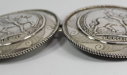 Antieke zilveren broekstukken Zeeuwse streekdracht Axel