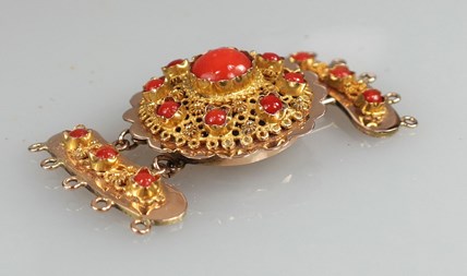 Gouden sluiting met bloedkoraal