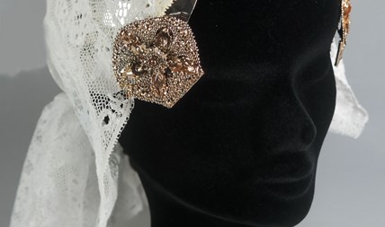 Verkocht! Antiek oorijzer zilver met gouden stiften streekdracht Groningen
