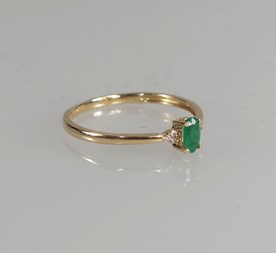 Gouden ring met smaragd en diamant