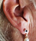Gouden oorbellen met parels, diamanten en saffier