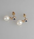 Gouden oorbellen met parels, diamanten en saffier
