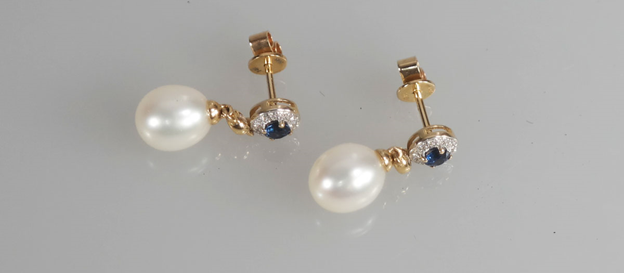 Gouden oorbellen met parels, diamanten en saffier