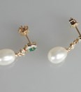 Gouden pareloorbellen met smaragd en diamant