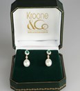Gouden pareloorbellen met smaragd en diamant