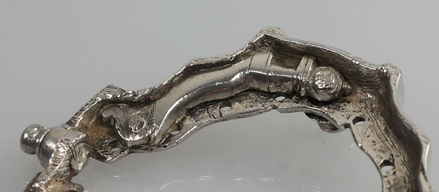 Antiek zilver 18e eeuws miniatuur poppenbeugeltje