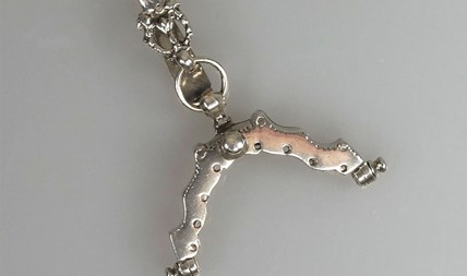 Antiek zilver 18e eeuws miniatuur poppenbeugeltje