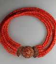 Antiek bloedkoralen ketting met gouden sluiting 