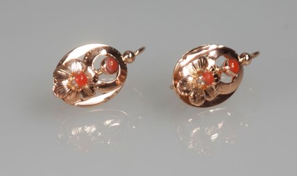 Antieke gouden oorbellen met bloedkoraal
