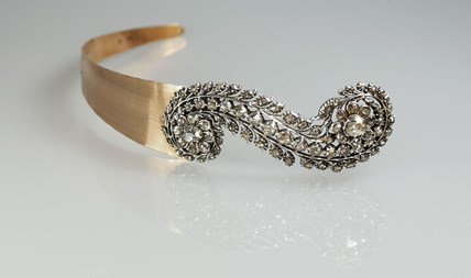 Antieke voorhoofdsnaald met diamant 
