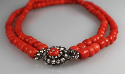 Antiek bloedkoralen ketting met zilveren bootsluiting