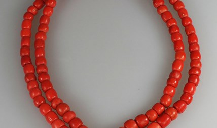 Antiek bloedkoralen ketting met zilveren bootsluiting