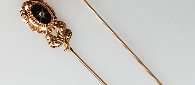 Antieke gouden kapspelden met onyx streekdracht Noord-Holland