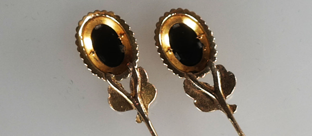Antieke gouden kapspelden met onyx streekdracht Noord-Holland