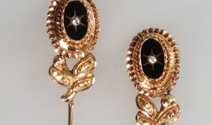 Antieke gouden kapspelden met onyx streekdracht Noord-Holland