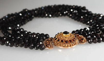 Antieke granaten ketting met gouden streekslot