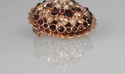 Antieke gouden streekdracht broche met granaat en parels