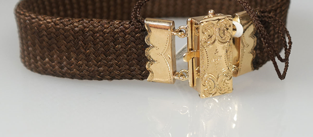 Antieke haren armband met gouden sluiting