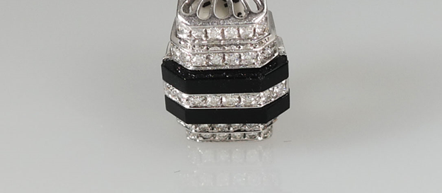 Antieke 18-karaats witgouden ring met onyx en diamant