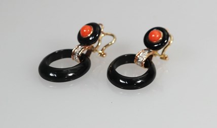 Verkocht! Antieke Art-Deco oorbellen met onyx,koraal en diamant