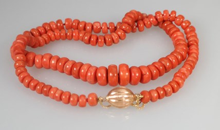 Antiek bloedkoralen ketting met gouden sluiting