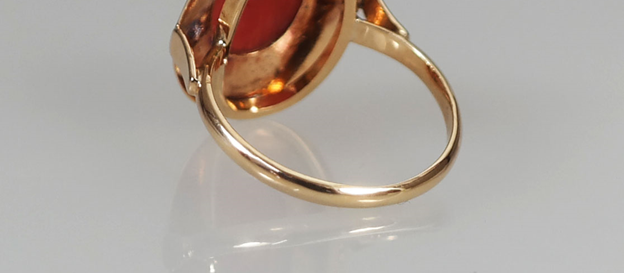 Gouden ring met bloedkoraal