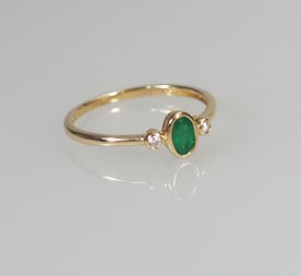 Gouden ring met smaragd en diamant