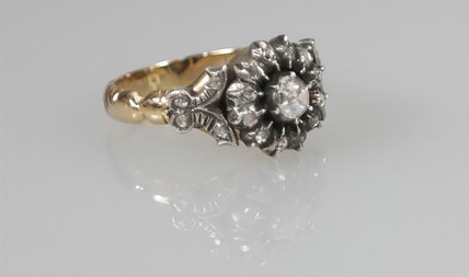 Antieke gouden entourage ring met diamant