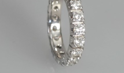 Verkocht! Witgouden alliance ring met diamant