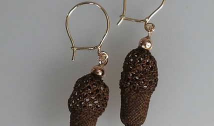 Antieke gouden oorbellen met haar